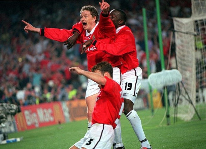 2. Bayern Munich – Manchester United 1999: Mario Basler đưa Bayern dẫn trước 1-0 ở phút thứ 6 sau pha sút phạt hàng rào, và tới phút 90 pháo sáng đã được CĐV Bayern đốt sẵn để ăn mừng. Lần lượt Teddy Sheringham và Ole Gunnar Solskjaer thực hiện màn lội ngược dòng cho Man Utd từ 2 quả phạt góc của David Beckham, và Quỷ Đỏ đoạt cú ăn 3 trong lúc Samuel Kouffour và Carsten Jancker đổ gục xuống sân trong nước mắt.